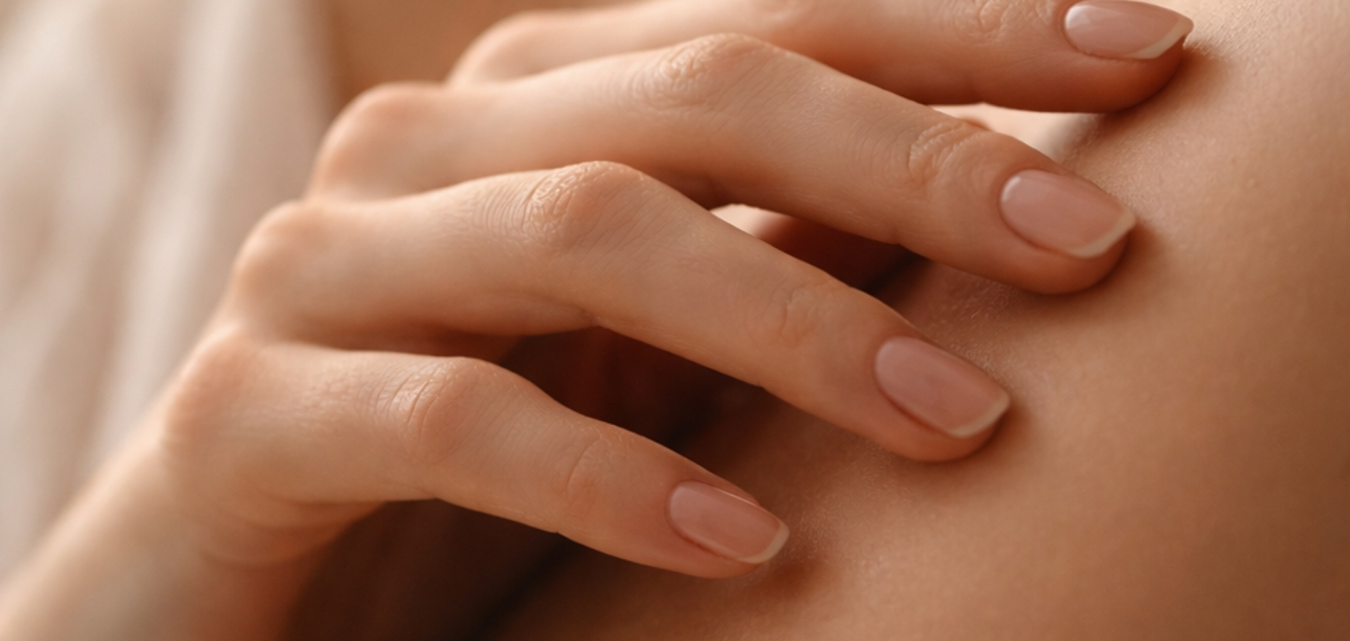 Jemný dotyk sebe je důležitý - ženský nervový systém vnímá bezpečí skrze lehký kontakt. 